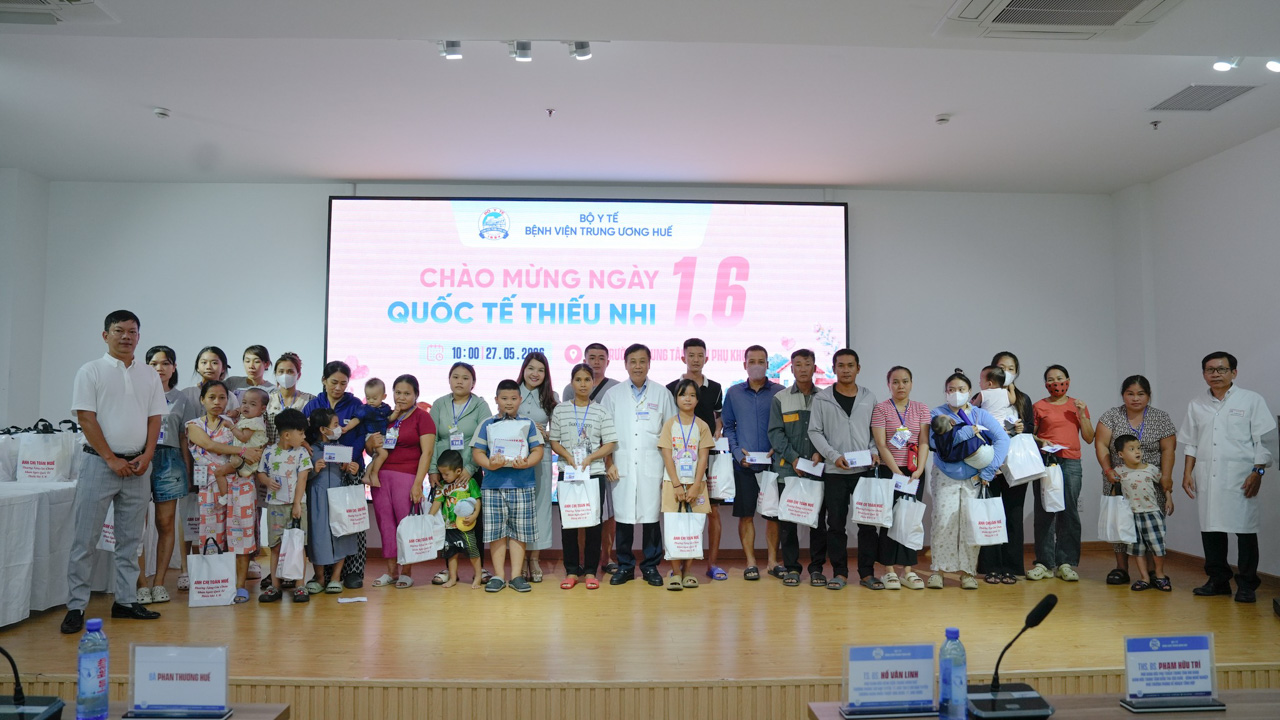 Trao yêu thương, tiếp thêm nghị lực cho bệnh nhi đang điều trị tại BVTW Huế